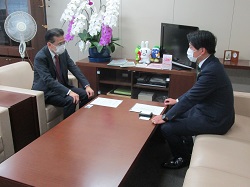 写真：大村氏と面談する市長