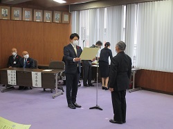写真：表彰状贈呈する市長