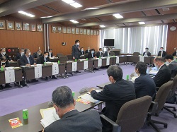 写真：意見交換会に出席する市長（10月26日）