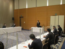 写真：意見交換会に出席する市長（10月27日）