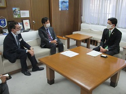 写真：面談する市長（10月27日）