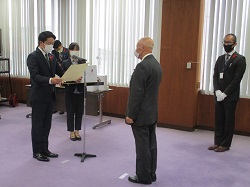 写真：表彰状等の贈呈する市長