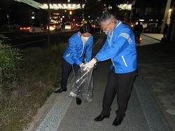 写真：美化運動に参加する市長