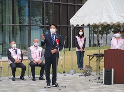 写真：あいさつする市長（11月7日）