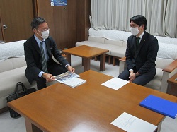 写真：面談する市長（11月9日）