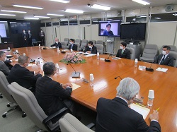 写真：会議に出席（11月10日）