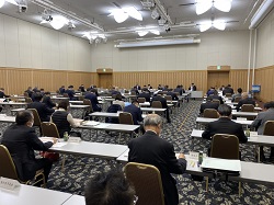 写真：会議に出席（11月11日）