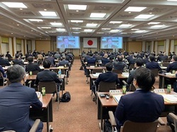 写真：会議に出席（11月12日）