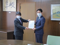 写真：要望書を受領する市長