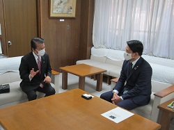 写真：小島英雄氏と市長