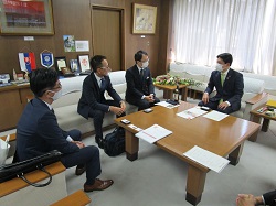 写真：面談する市長（11月18日）