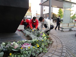 写真：花壇植栽活動に参加