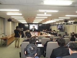 写真：会議に出席