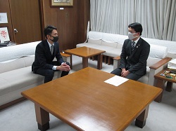 写真：面談する市長（12月16日）