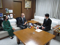 写真：面談する市長（12月21日）