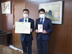 写真：岐阜県教販株式会社さまと市長