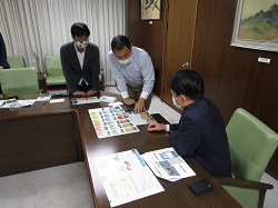 写真：受賞の報告を受ける市長