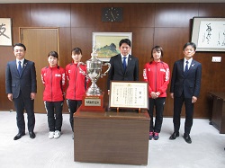 写真：十六銀行女子卓球部のみなさまと市長