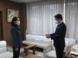 写真：委嘱状を伝達する市長