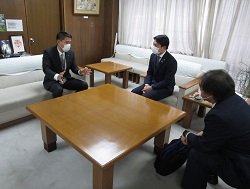 写真：面談する市長（1月12日）