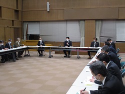 写真：会議に出席