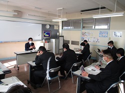 写真：本荘中学校にて説明会