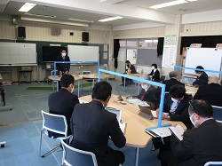 写真：精華中学校にて説明会