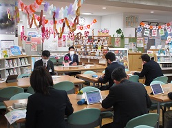 写真：岐阜中央中学校にて説明
