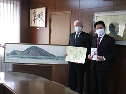 写真：髙橋征利氏と市長