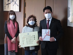 写真：荒井美津子氏らと市長