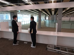 写真：視察する市長