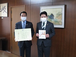 写真：村瀬幸雄氏と市長
