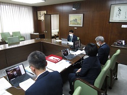 写真：Web会議に会長として出席