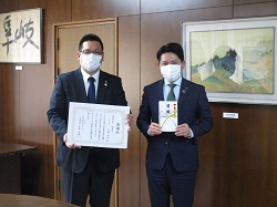 写真：髙森幹啓氏と市長