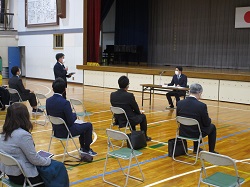 写真：青山中学校にて説明