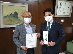 写真：臼田幸夫氏と市長