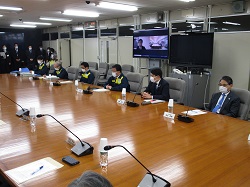 写真：会議に出席（2月3日）