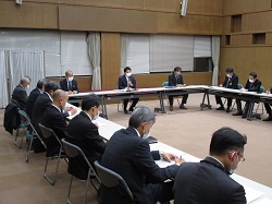 写真：会議に出席（2月4日）