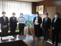 写真：関野良和氏らと市長