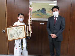 写真：丸本依央奈さんと市長