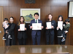 写真：桐部遥奈氏らと市長