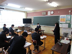 写真：藍川北中学校にて説明