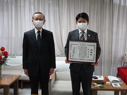 写真：奥野省吾氏と市長