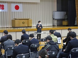 写真：境川中学校にて説明