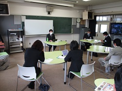 写真：厚見中学校にて説明