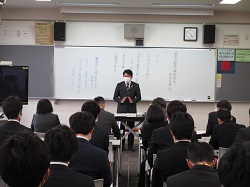 写真：陽南中学校にて説明