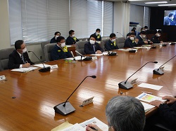 写真：会議に出席