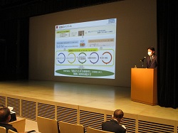写真：定例会にて説明する市長
