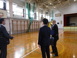 写真：視察する市長