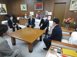 写真：面談する市長（3月1日）